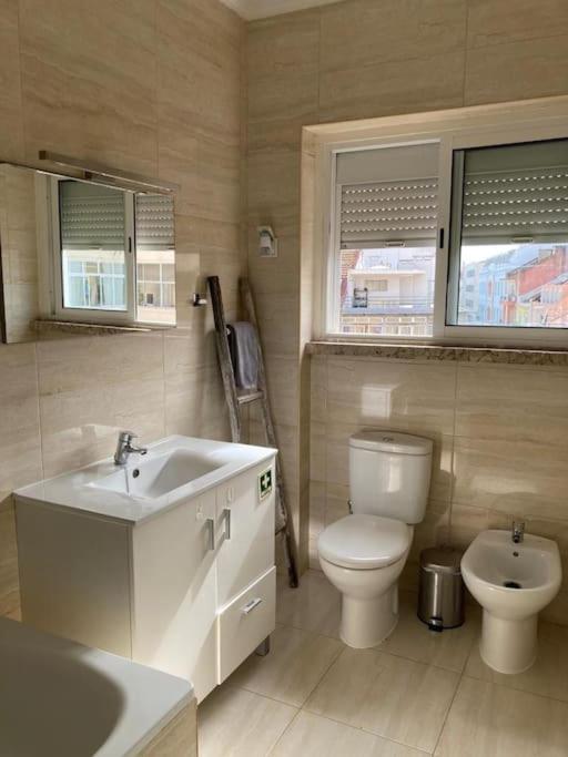 Apartamento Bem Localizado Para Familias & Amigos Apartment Lisbon Exterior photo